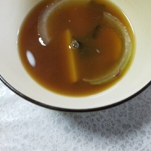 玉ねぎとじゃがいもとわかめの味噌汁